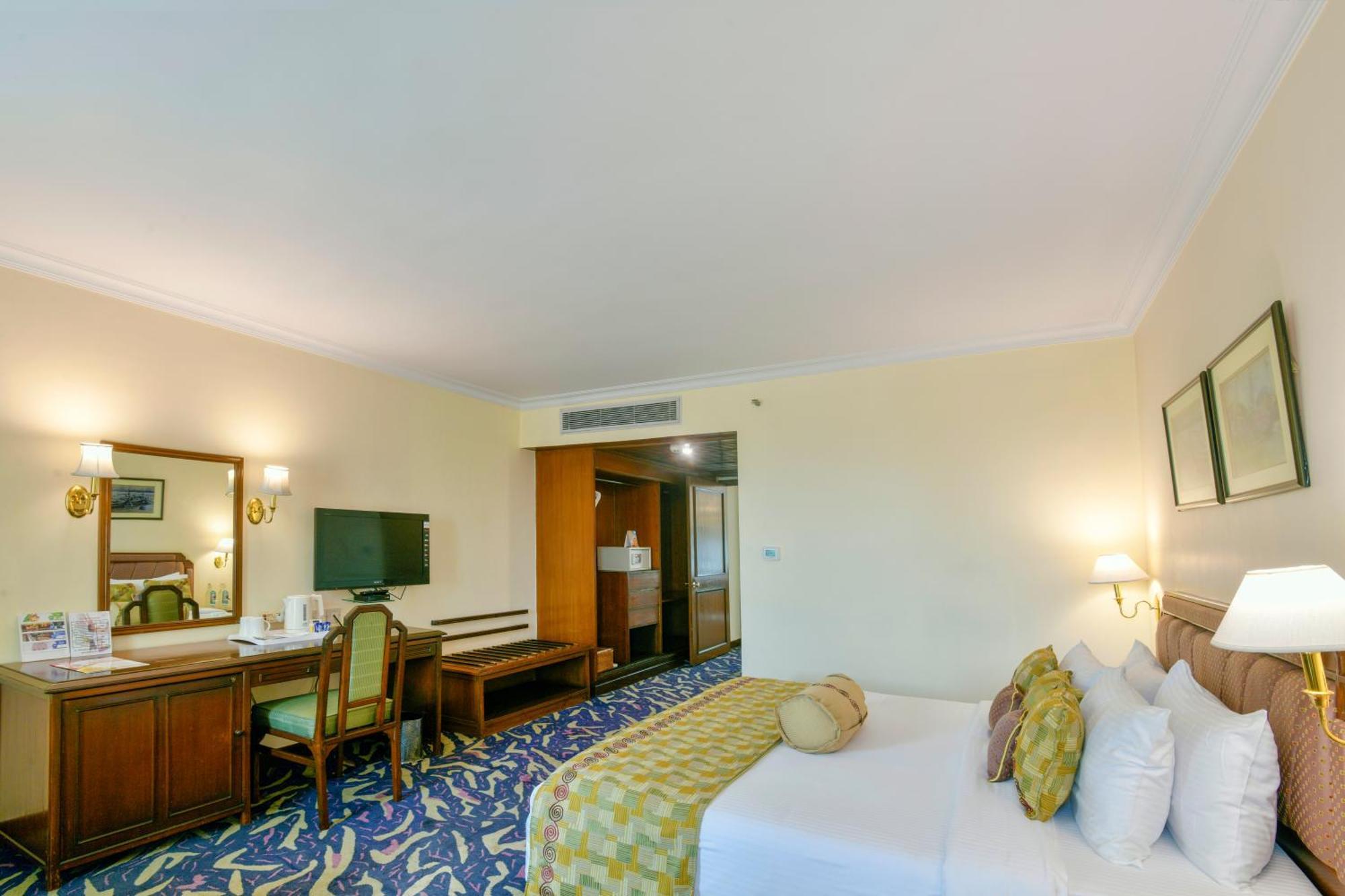 The Peerless Inn Kolkata Bagian luar foto