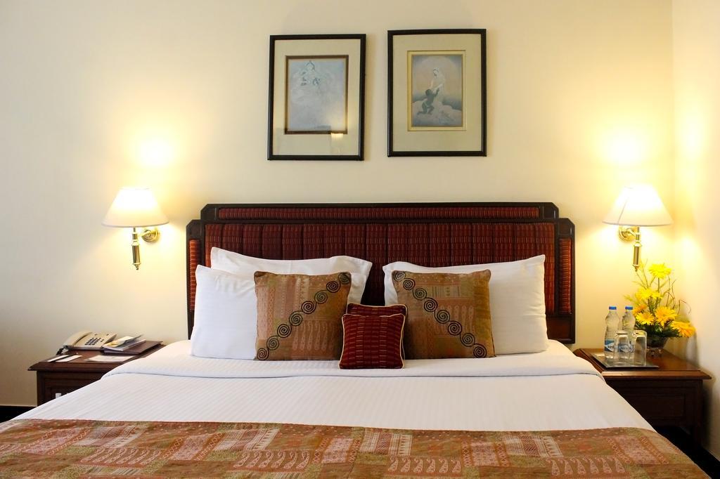 The Peerless Inn Kolkata Bagian luar foto