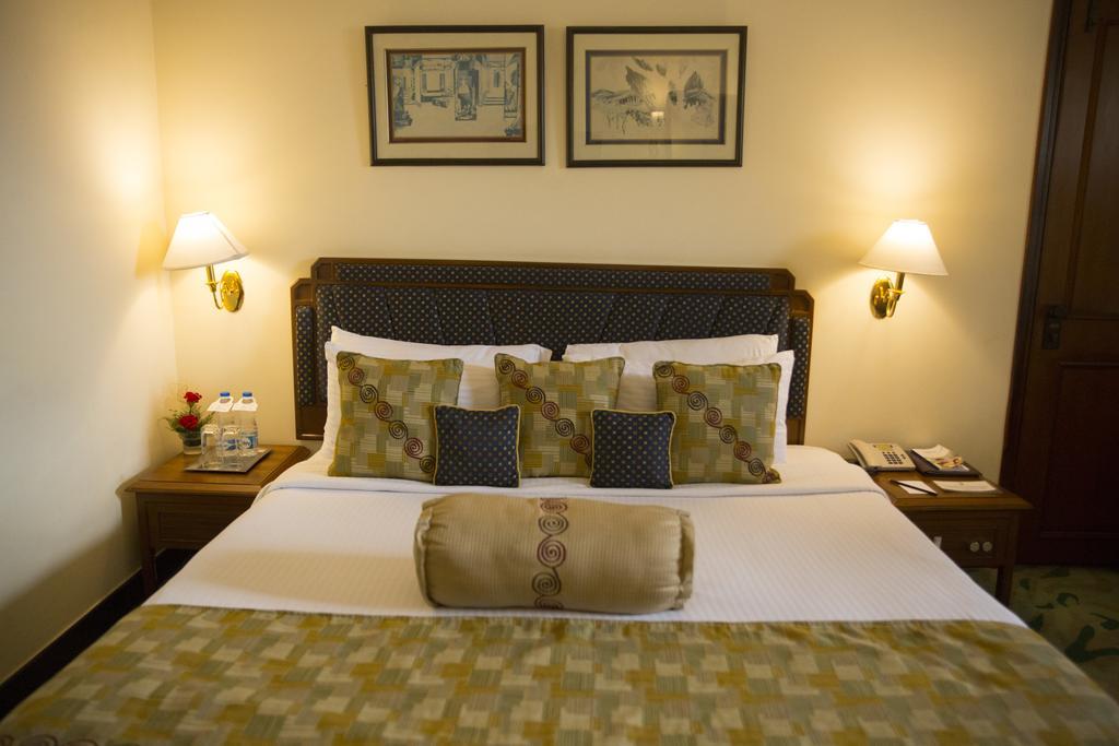 The Peerless Inn Kolkata Bagian luar foto
