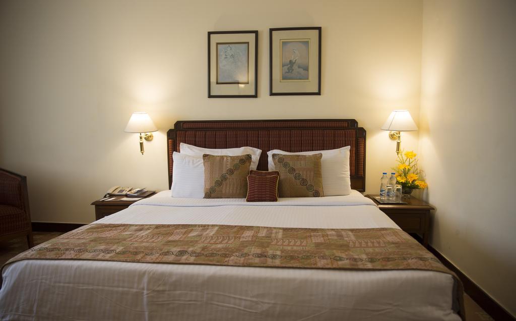 The Peerless Inn Kolkata Bagian luar foto