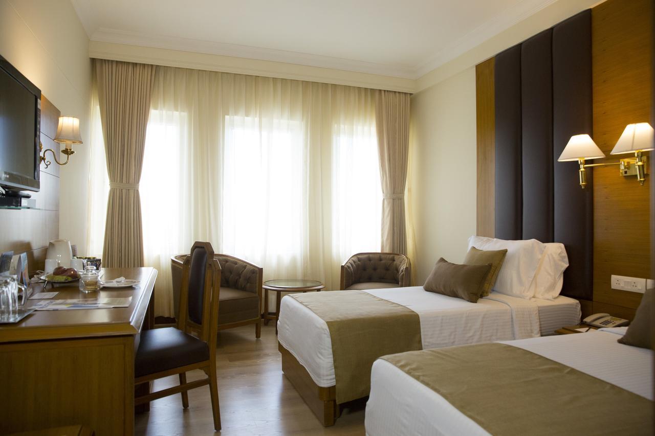 The Peerless Inn Kolkata Bagian luar foto