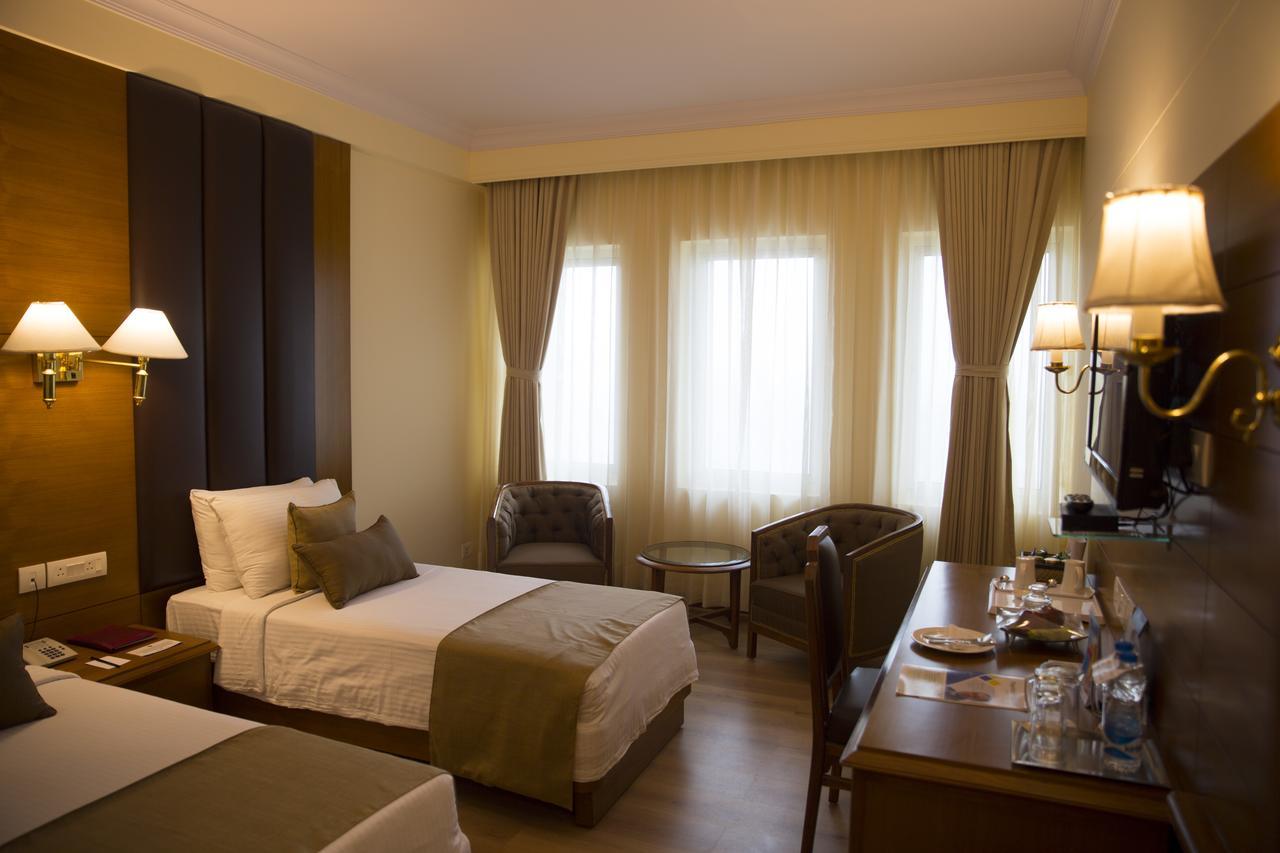 The Peerless Inn Kolkata Bagian luar foto