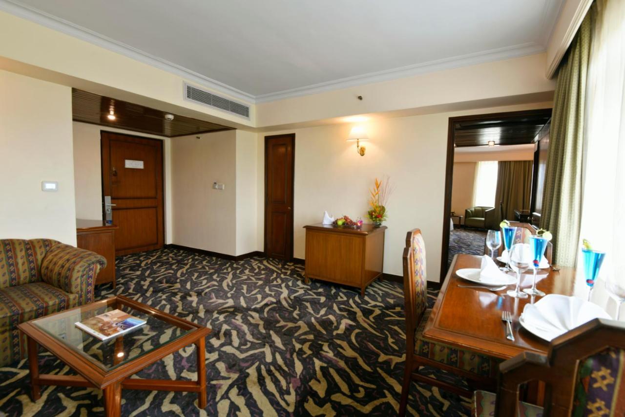 The Peerless Inn Kolkata Bagian luar foto